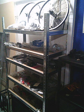 Fietswiel-sets (linksvoor) met versnellingen, banden. standaard-stoel Sitibike, incl. geleidesysteem, telefoonhouder, weersbestendige beschermhoes, handkappen-set, knipperlichten-set, stuur, stuurpen, achterwielen, verende achtervork, spiegels, spatborden, driehoekige reflector, bagagebak 75 liter voor Sitibike, opzetstuur / stuuradapter / stuurverlenger, fietskinderzitje incl. frame-plaat, voorop Sitibike, wandelstokhouder, sportstoel voor Sitibike en Spidibike (demo-model, dus met korting) comfortstoel voor Sitibike (demo-model, dus met korting), enzovoorts.